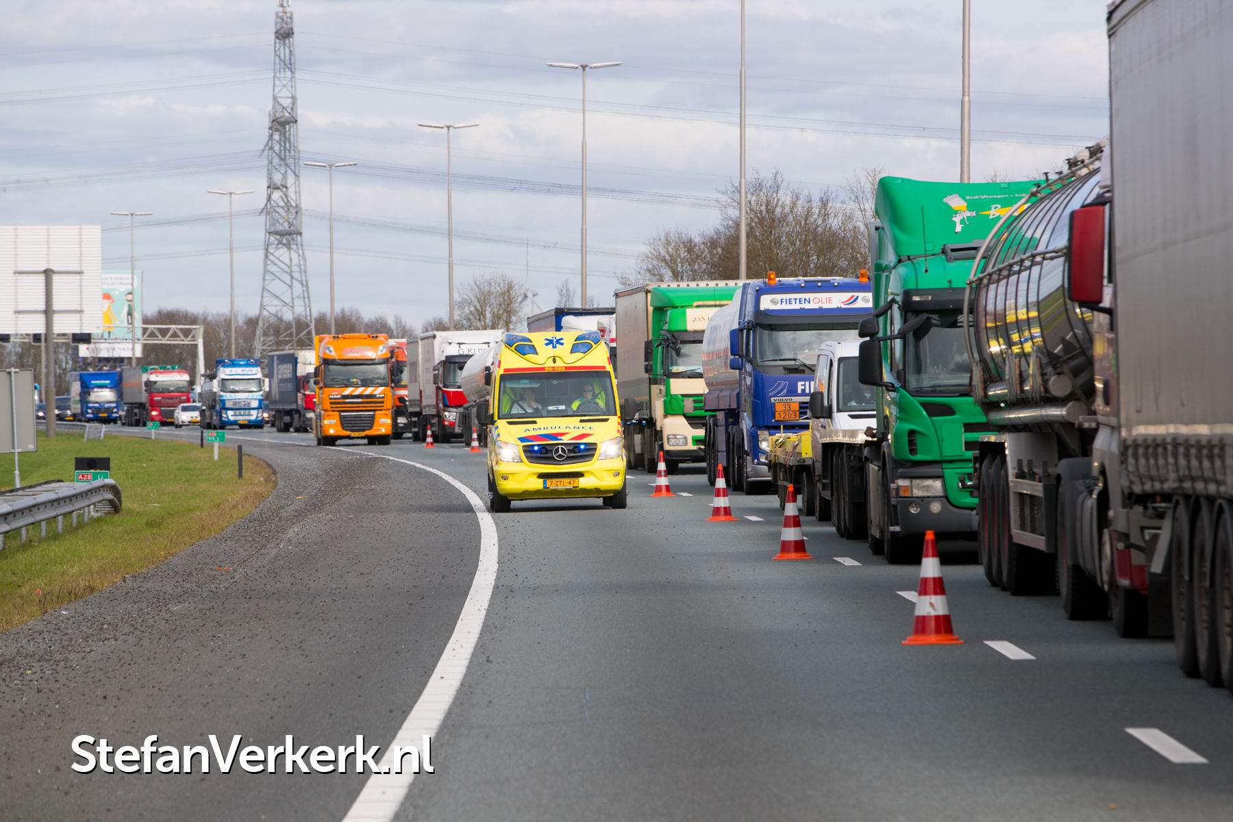 Wielen vrachtwagen breken af A28 L 99,1 Zwolle Foto