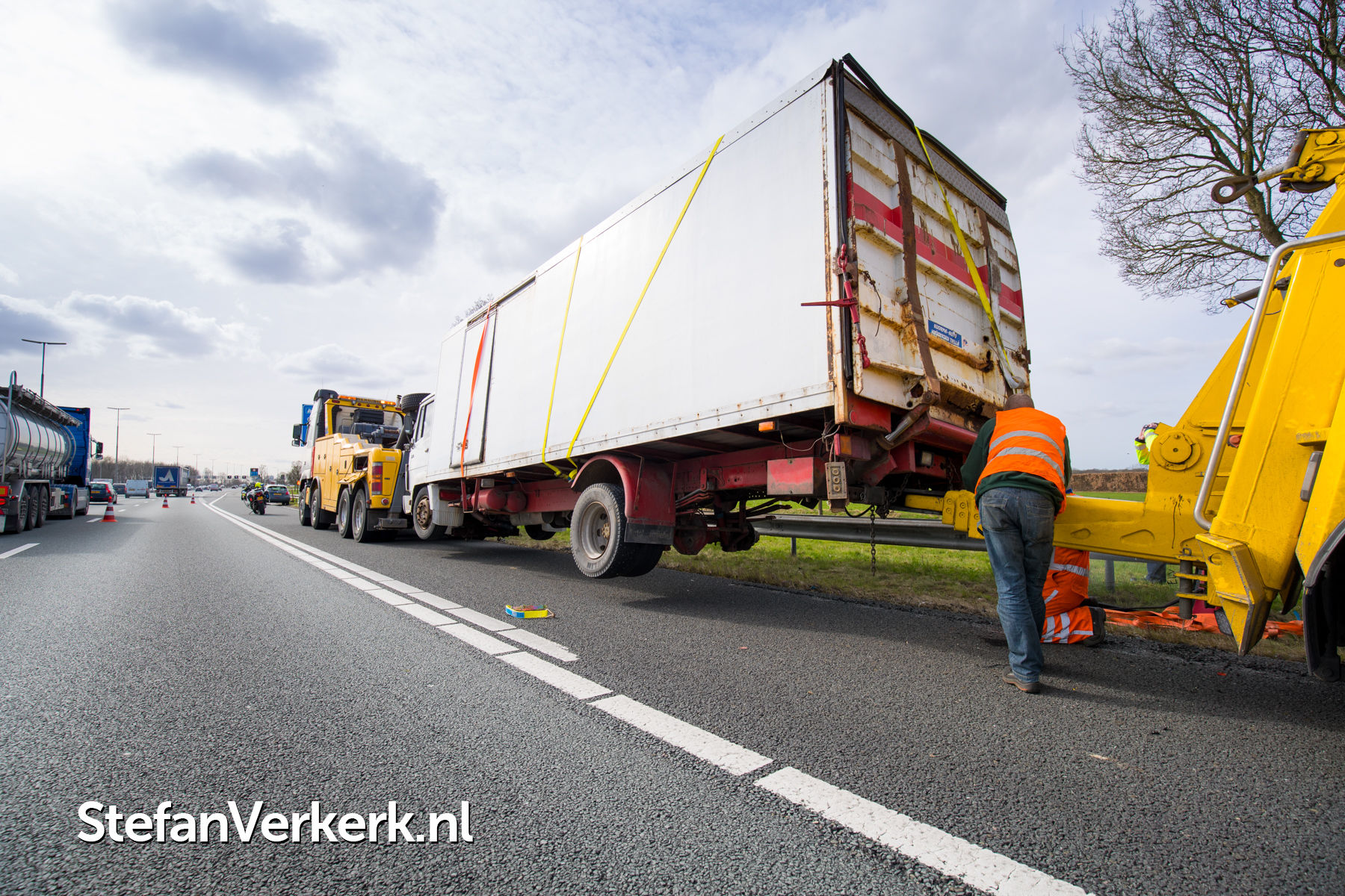 Wielen vrachtwagen breken af A28 L 99,1 Zwolle Foto