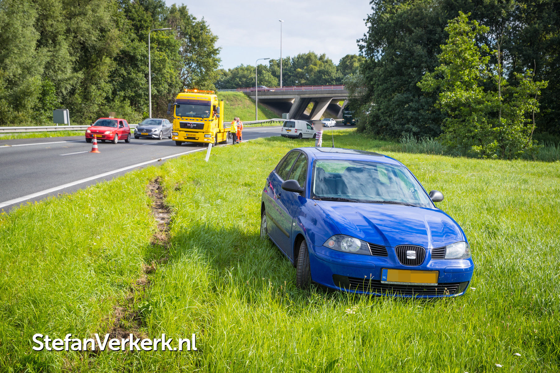 Auto's van de weg door olie op wegdek A28 L 85,1 h knp. Hattemerbroek
