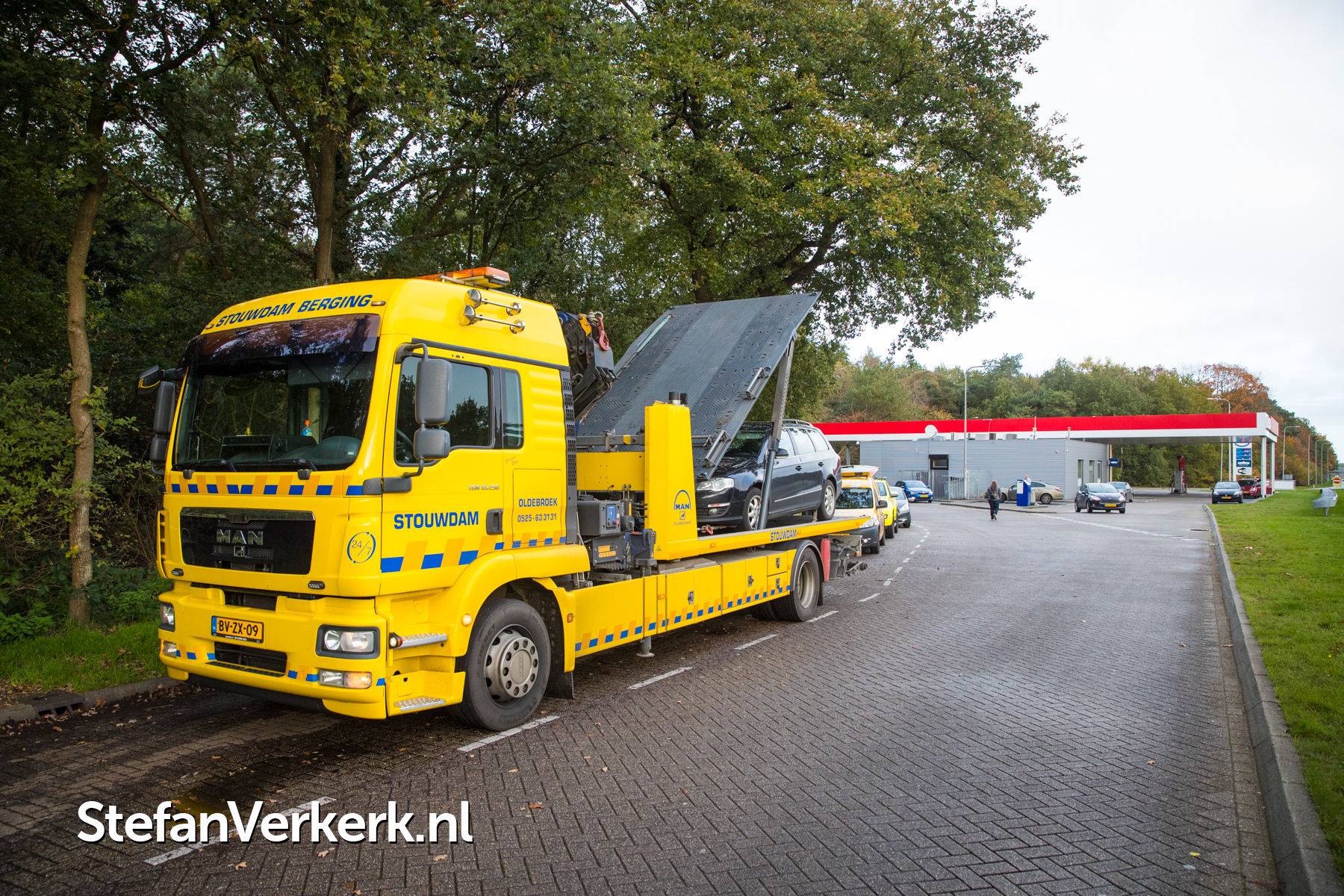 Kat overleeft rit van 60km onder auto vanaf Wolvega naar Wezep Foto's