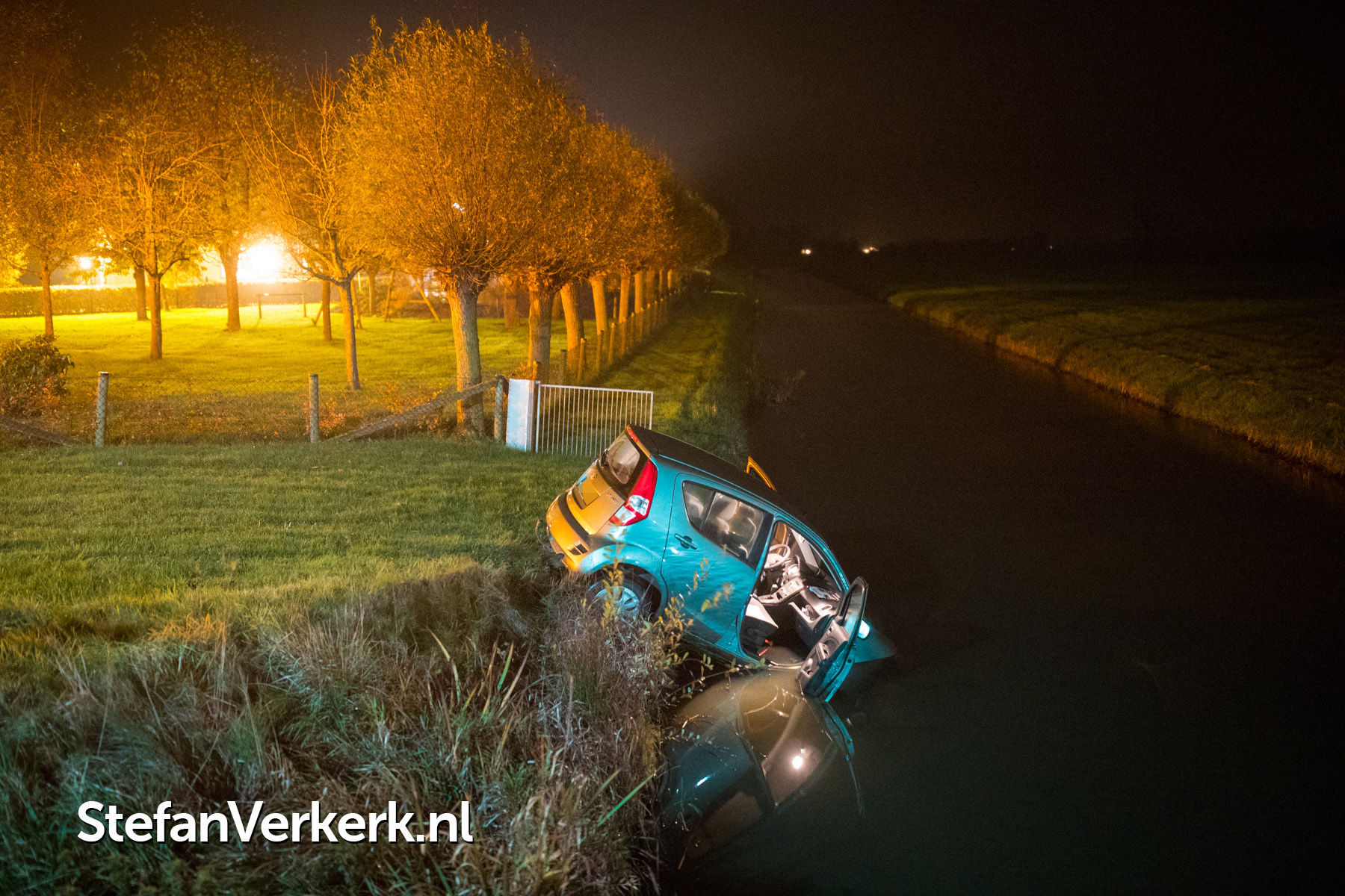 Ongeval auto te water Vloeddijk Middendijk Oene Foto's Stefan Verkerk Fotografie & Webdesign Ongeval auto te water Vloeddijk Middendijk Oene Foto's Stefan Verkerk Fotografie & Webdesign