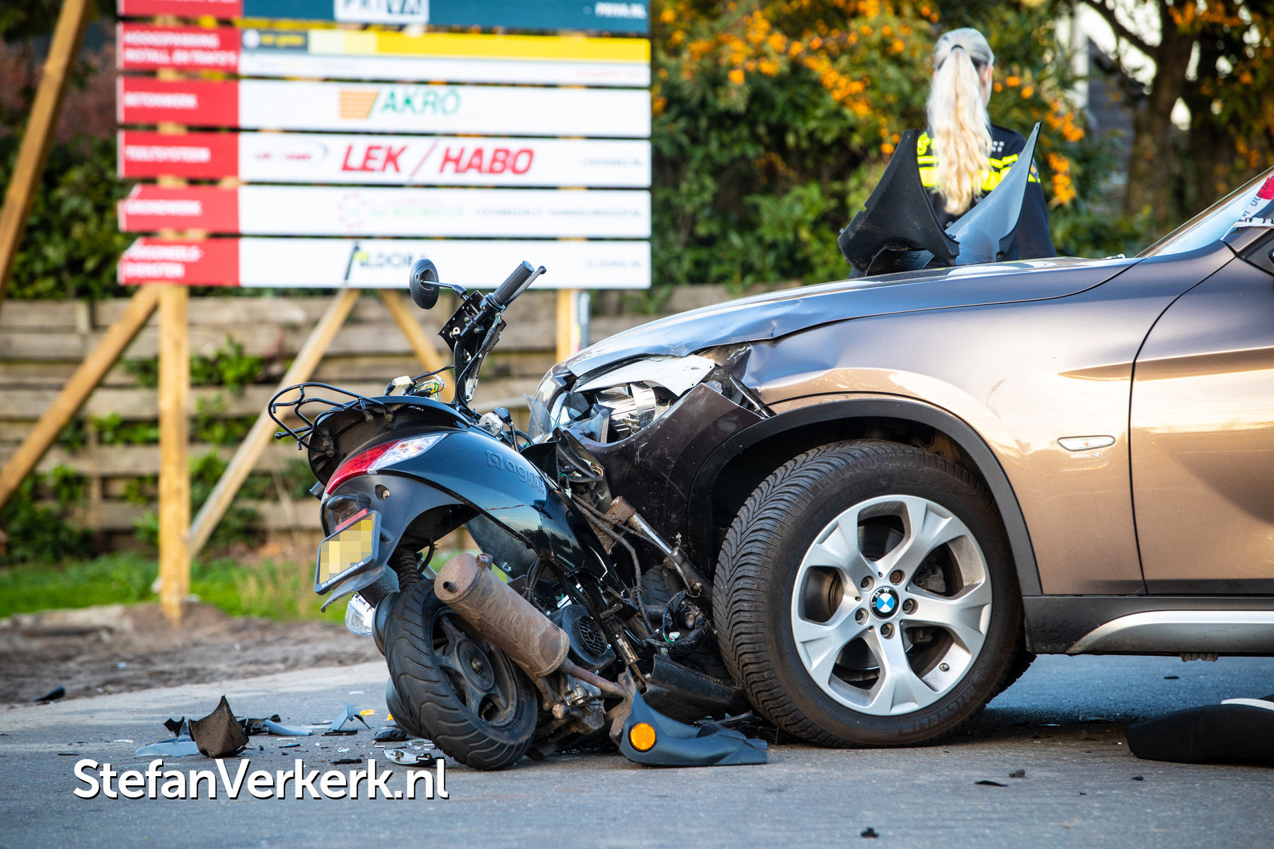 Ernstig ongeval scooter tegen auto Tuindersweg IJsselmuiden Foto's