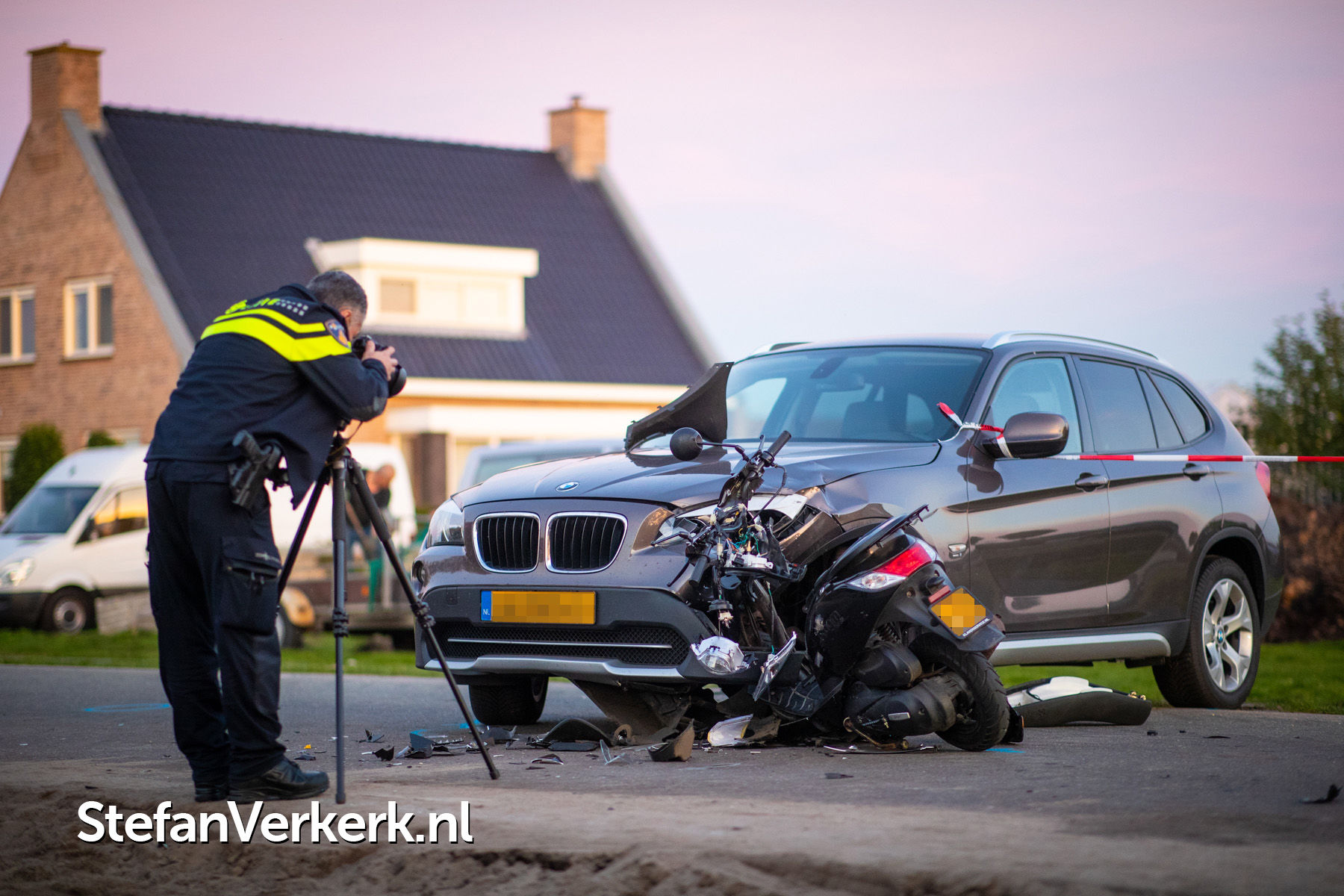 Ernstig ongeval scooter tegen auto Tuindersweg IJsselmuiden Foto's