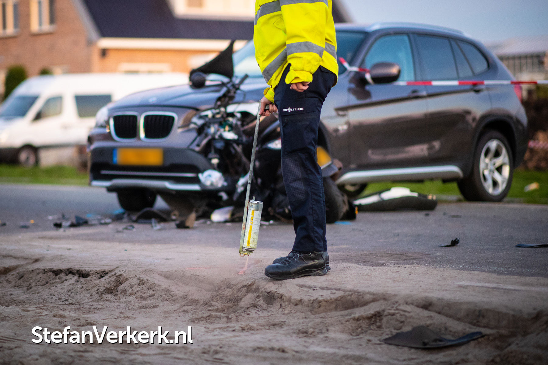 Ernstig ongeval scooter tegen auto Tuindersweg IJsselmuiden Foto's