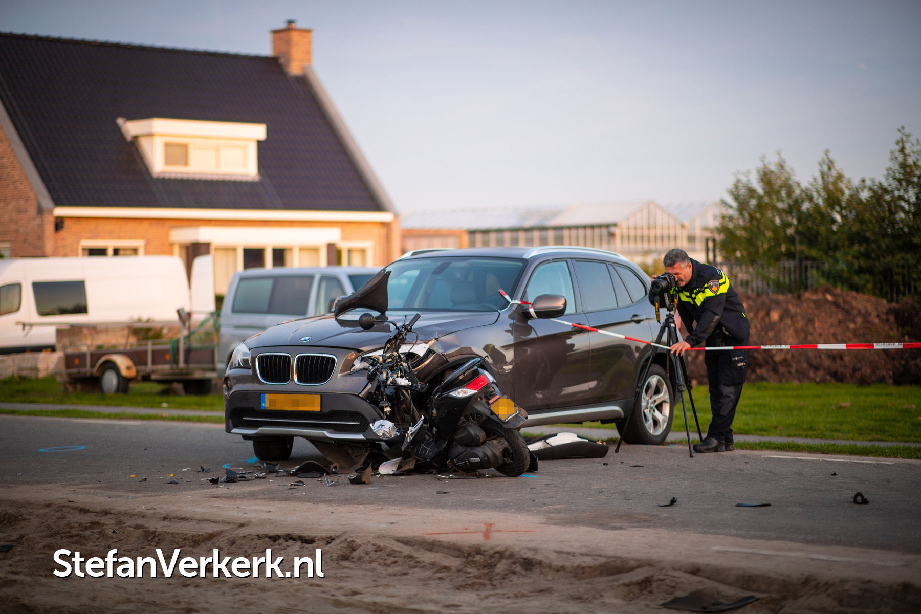 Ernstig ongeval scooter tegen auto Tuindersweg IJsselmuiden Foto's