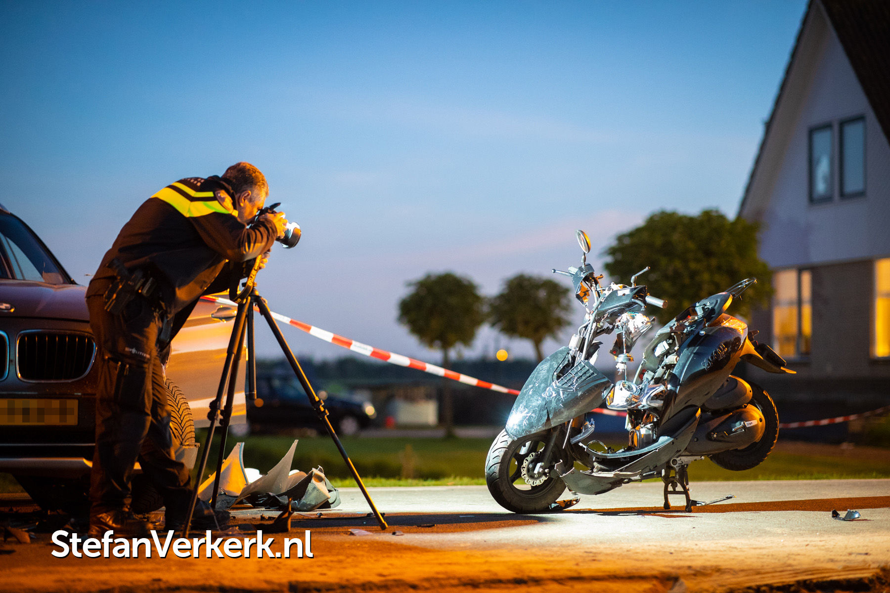 Ernstig ongeval scooter tegen auto Tuindersweg IJsselmuiden Foto's
