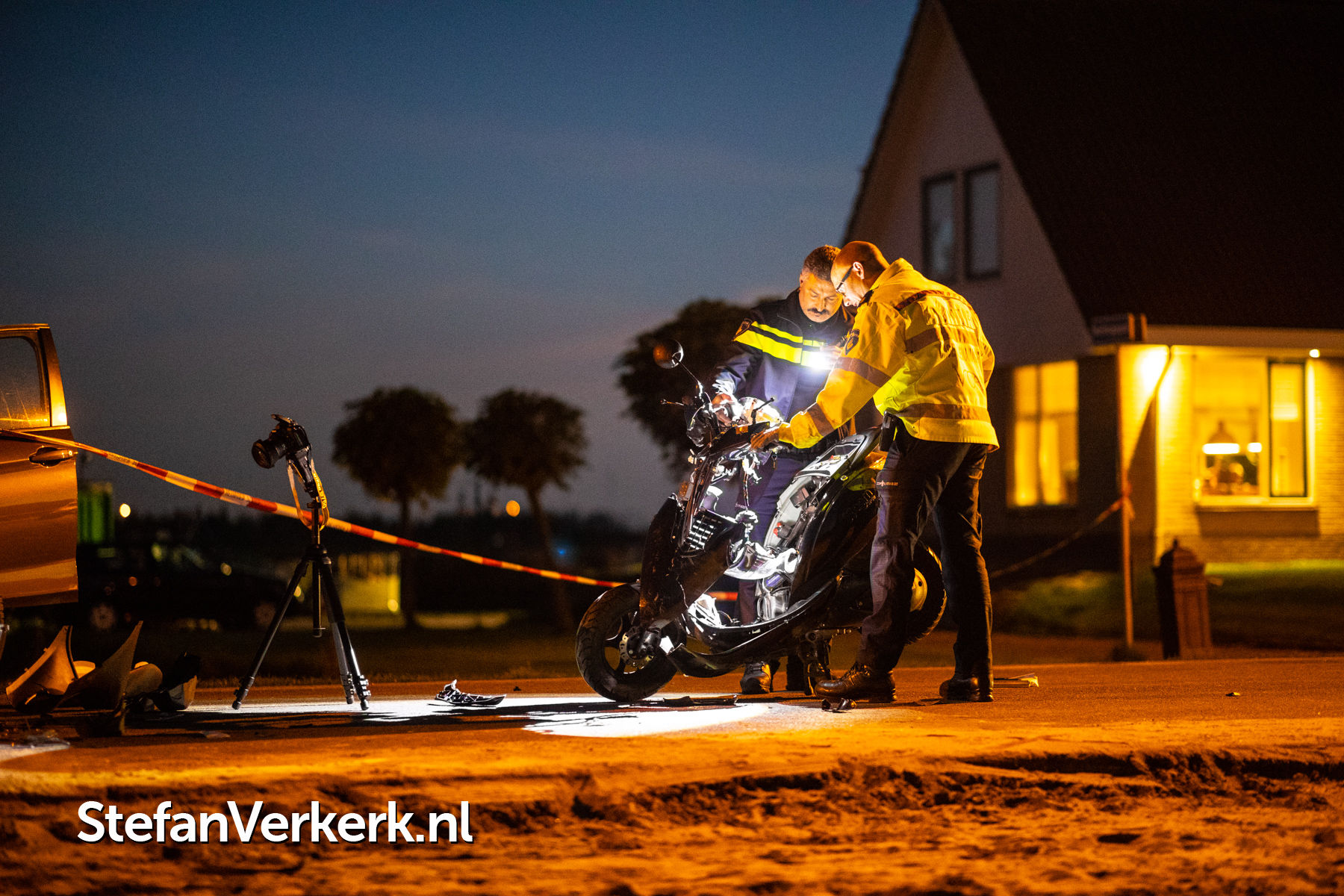 Ernstig ongeval scooter tegen auto Tuindersweg IJsselmuiden Foto's