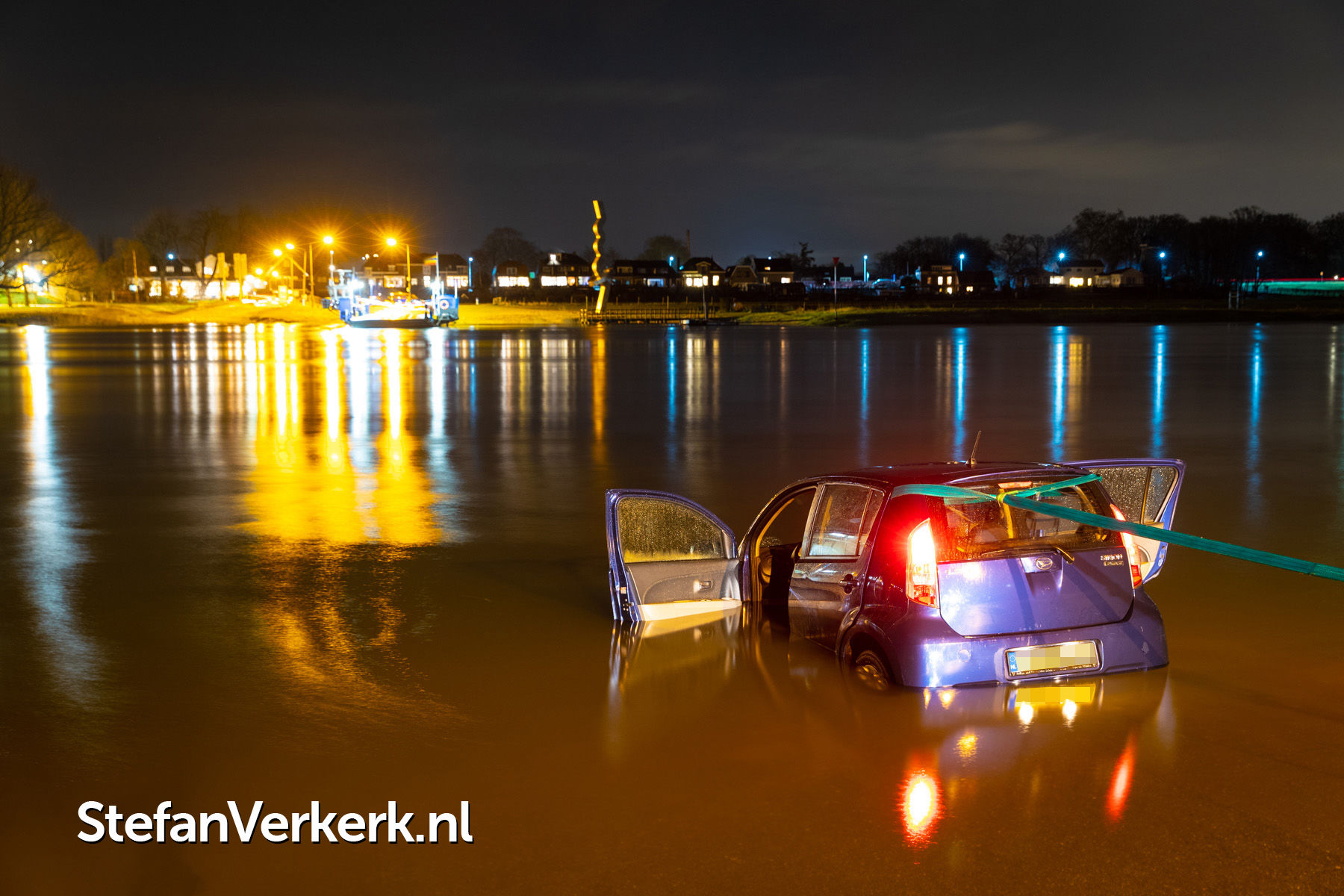 Automobiliste rijdt de IJssel in bij Olsterveer Veerweg Welsum