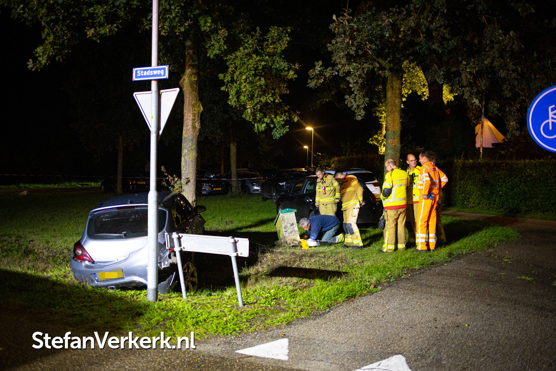 Nieuws (29-09): Auto rijdt gaskast omver en botst tegen andere auto bij ongeval bij 't Harde.