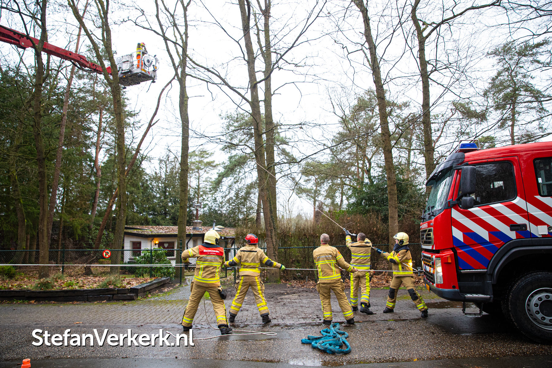 Nieuws (15-01): Brandweer voorkomt dat boom op woning valt Heidehoeksweg Wezep.