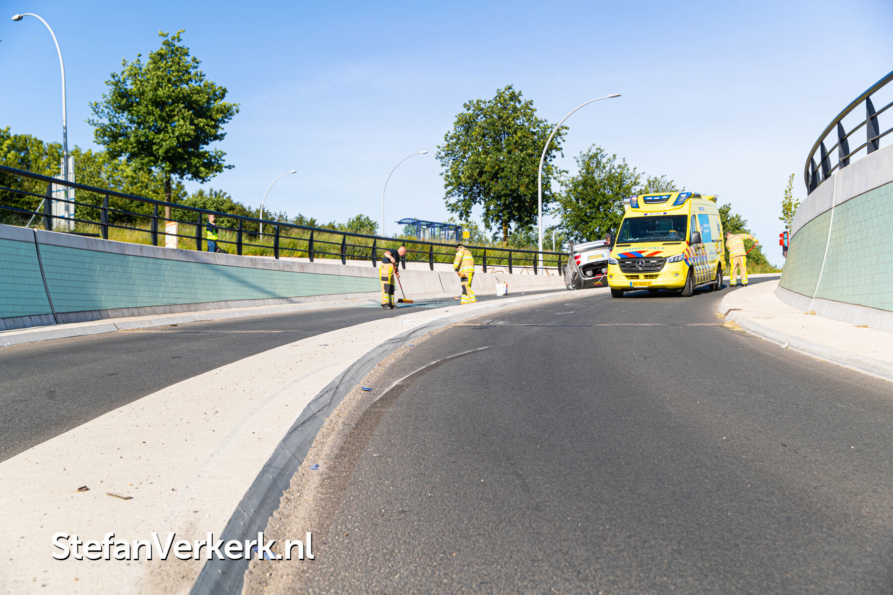 Ongeval auto over de kop in tunnel Belvederelaan Zwolle Foto's