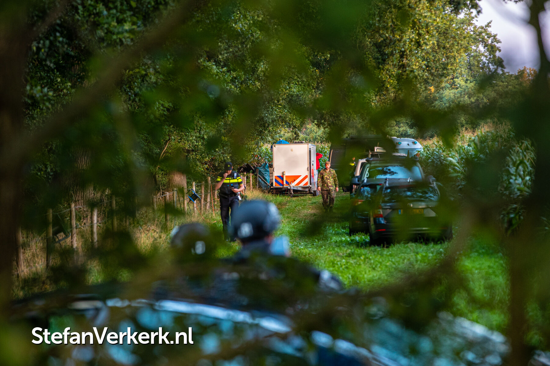 Zwaarbewapende politie bewaakt bosperceel waar wapens gevonden zijn in Zwolle . via @Stefanuzz