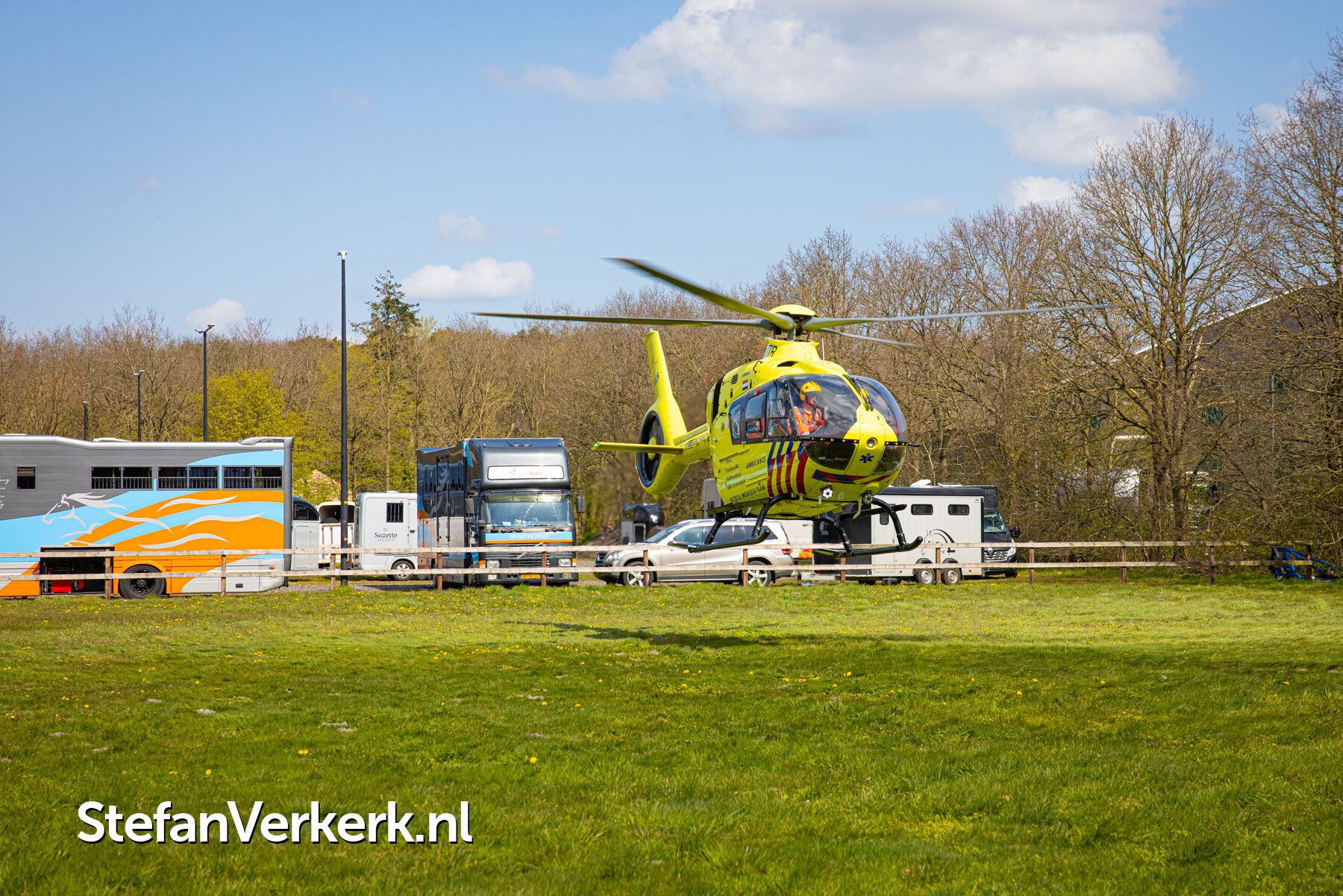 Nieuws (17-04): Traumahelikopter landt bij manage Heidehoeksweg Wezep.