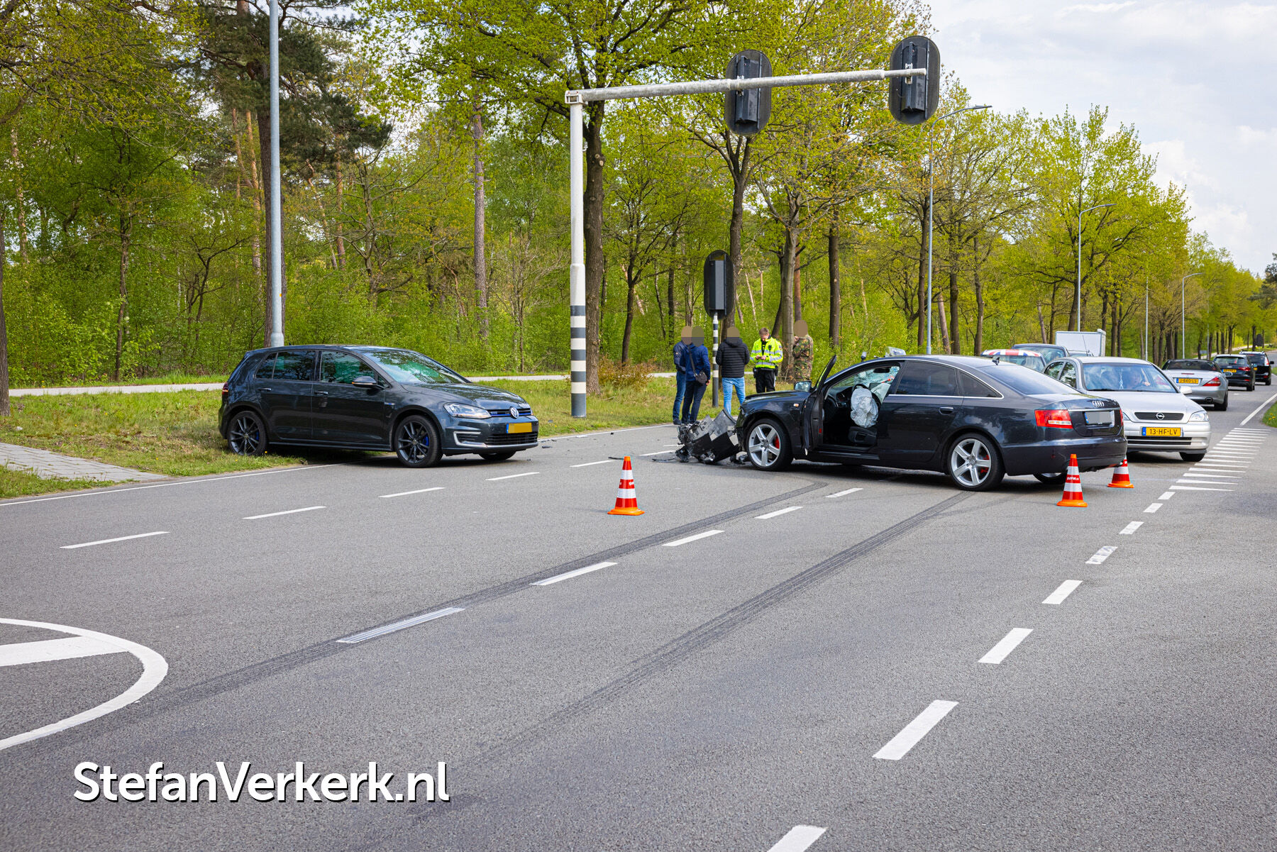 Nieuws (12-05): Automobilist rijdt door rood: flinke aanrijding Stationsweg Wezep.