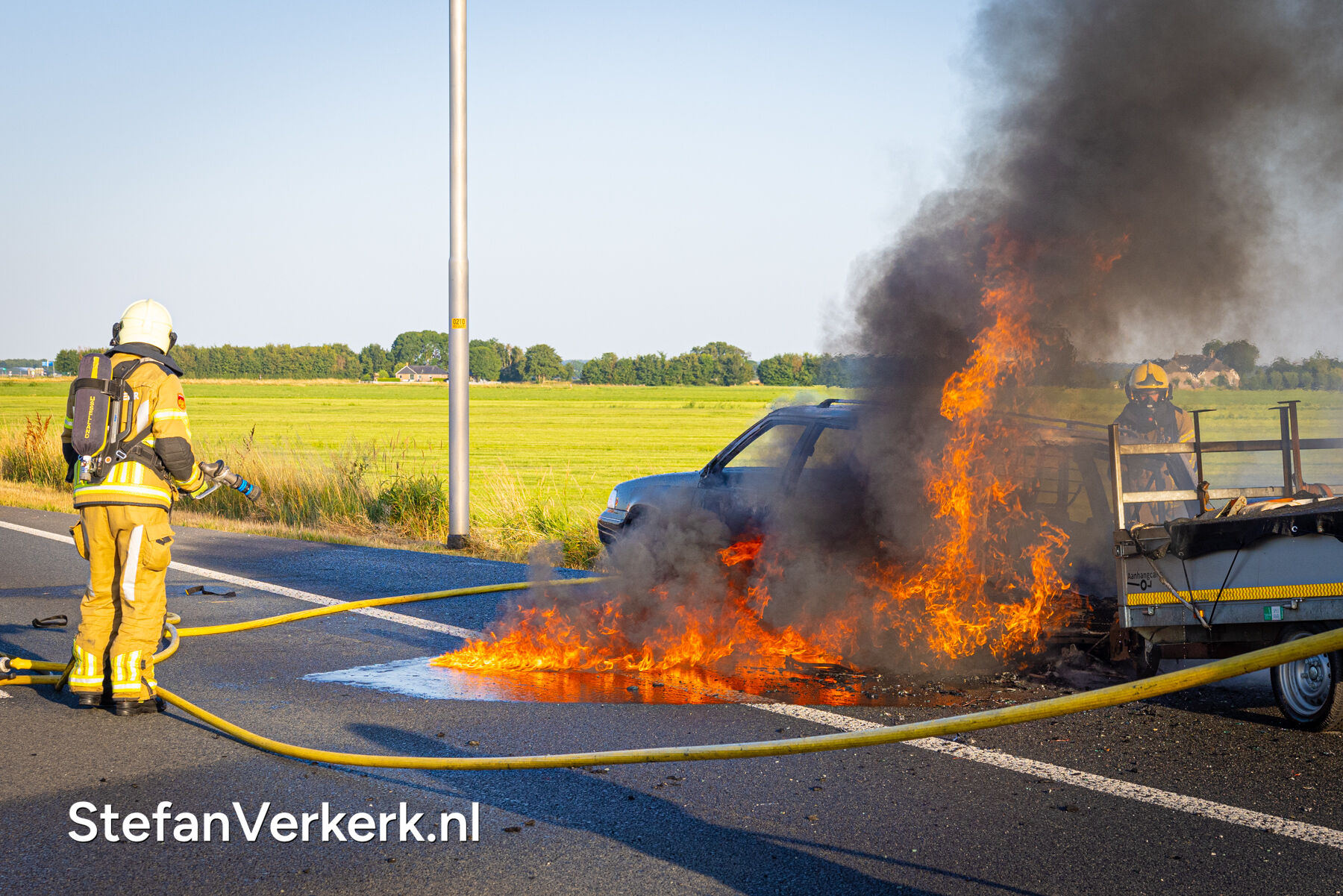 Auto met aanhanger in brand op de N50 bij Kamperveen: weg dicht